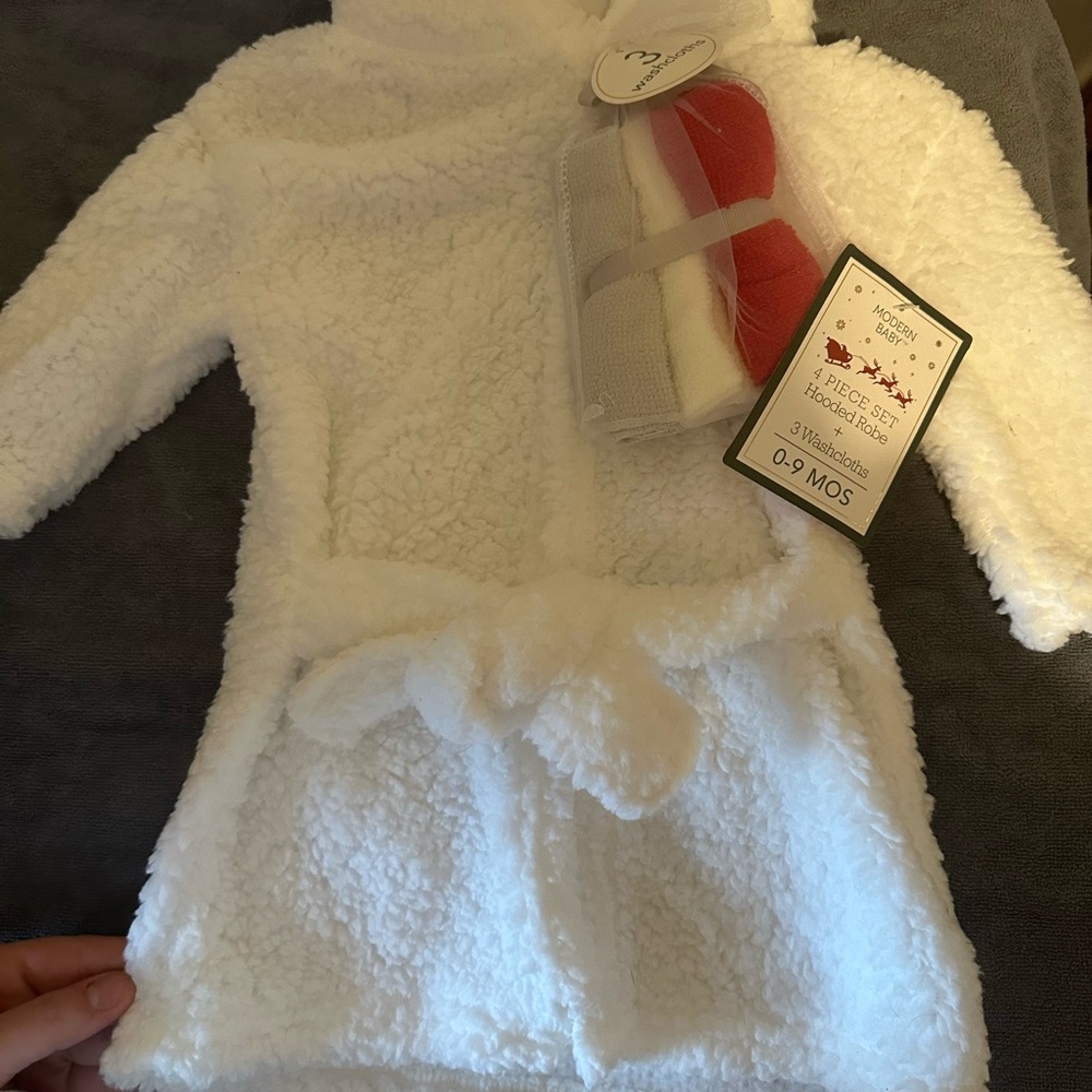 Hooded Sherpa baby robe w/ washcloths!